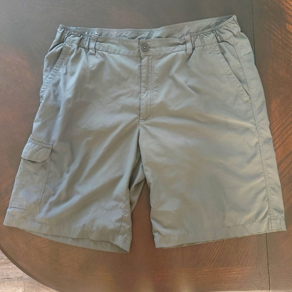 Columbia Men's Lightweight Gray Cargo Shorts. Size 40